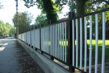 Kerítésnek álcázott kerítésvonali mobilgát. Lehet ezt szebben, de a mobilgát kívánatos helyét tekintve, praktikusabban és konszenzusosabban nem., fotó: Bardóczi Sándor