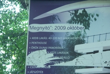 Nyíltan 40 lakást hirdet 2009-es megvalósulással egy válság elsöpörte projekt plakátja a parton, fotó: Bardóczi Sándor
