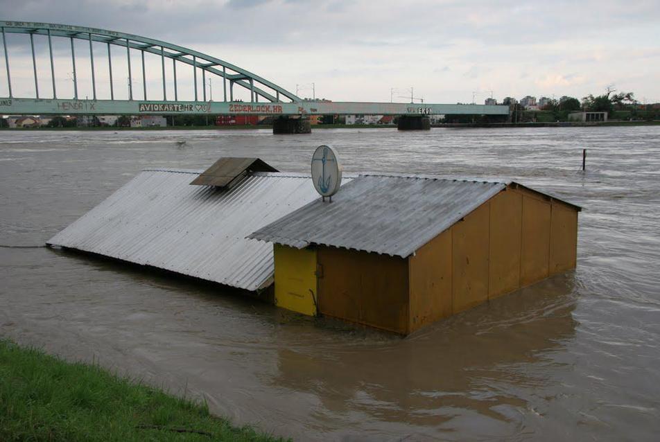 Ez pedig Zágráb, az áradó Szávával és hídjával
