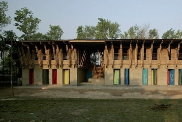 Anna Heringer és Eike Roswag: METI kézzel készített elemi iskola, Rudrapur, Banglades (2006)