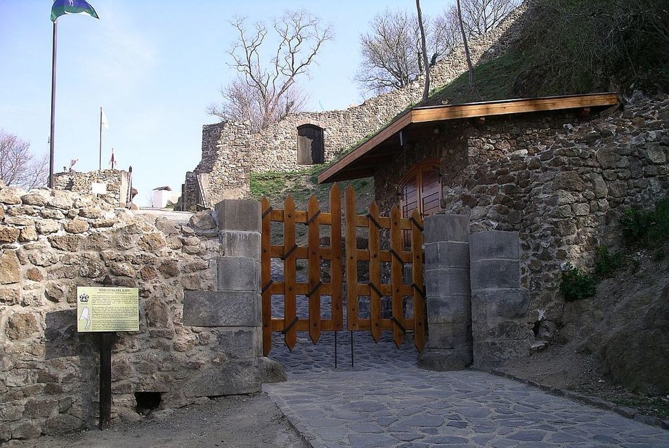 Látogató- és műemlékbarát fejlesztések a szigligeti várban