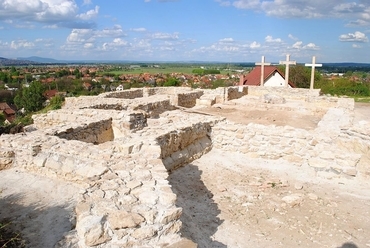 A templom alapfalainak összképe délnyugat felől az újra felállított keresztekkel, fotó: Garai Péter