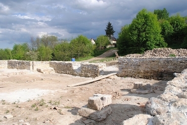 A templomhajó a karzattartó pillérek feltárt maradványaival, fotó: Garai Péter