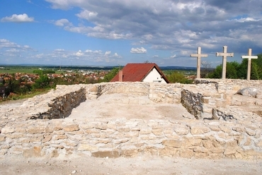 A templomhoz csatlakozó patkóíves kápolna alapfalai, fotó: Garai Péter