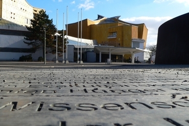 A Philharmonie épülete, előtérben az Aktion T4 „euthanazia” program emléktáblája, illetve jobbra Richard Serra: Berlin Junction elnevezésű emlékműve, fotó: Kovács Szilvia 