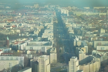 Berlin-Friedrichshain városrészét kettészelő sugárút, a Karl-Marx-Allee látképe a Berlini TV toronyból, fotó: Fülep Márton