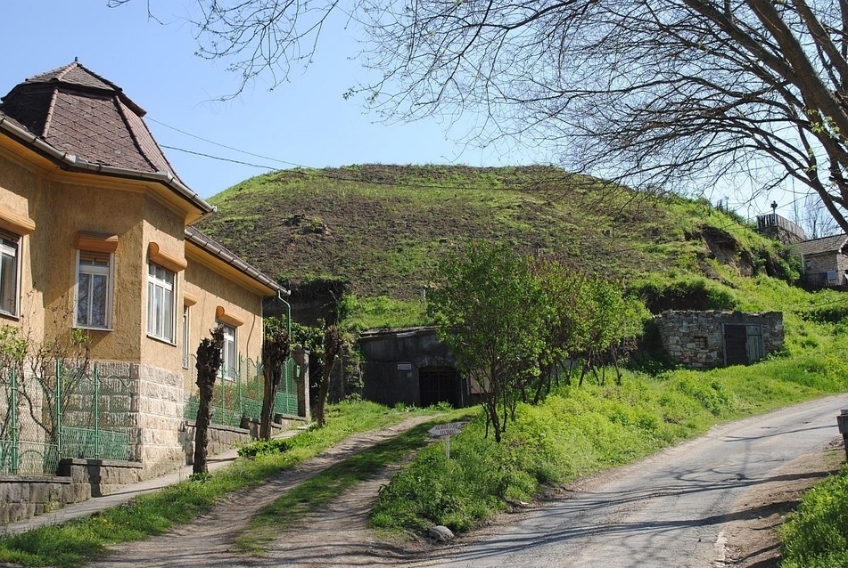 A Kálvária-domb a Kálvária utca aljából, oldalában régi pincékkel, fotó: Garai Péter