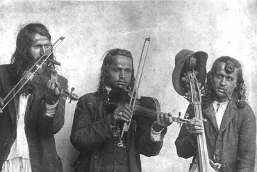 Sellyei cigányzenészek korabeli paraszti viseletben,csimbókba sodort hajjal, Sellye, 1901(forrás: LANTOS Miklós: Ormánság)