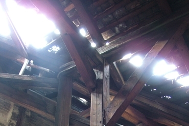 Beszakadt tető, fotó: Oravecz István