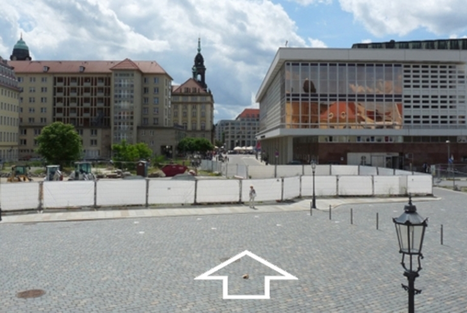 A palánkkal körbekerített VI-os számú tömb kontúrjába jól láthatóan beleharap a Kulturpalast épülete (a térképen szürkével)