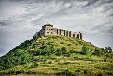 A sümegi vár lankáiSzerző: Kontár Csaba Attila; forrás: Wikimédia Commons; licenc: CC-BY-SA 3.0