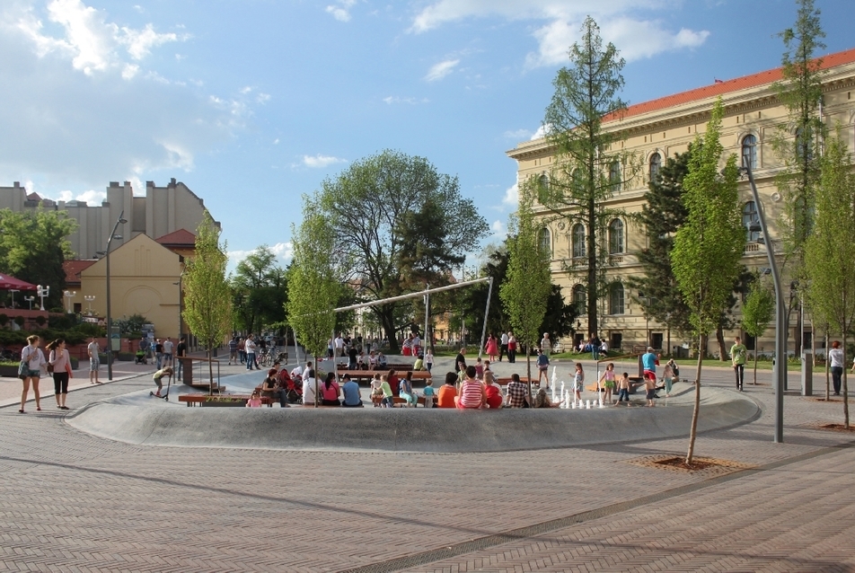 Árpád tér, háttérben a rektori hivatal épülete, fotó: Varga Márton