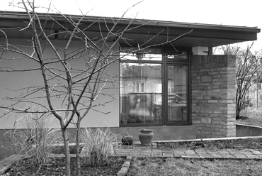 Madárbarát kertben az építész háza - fotó: Tóth Róbert Ádám