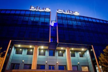 Blue Cube - az épület este, fotó: Cziglán Tamás