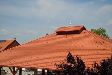 Katona Szabolcs - A különleges tetőszerkezet szakszerűen kivitelezett ács- és tetőfedő munkájáértMedencetető, Buzsák-Csisztapuszta