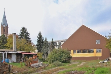 A hátsó kert, háttérben az Újvárosi Szent Mihály arkangyal templom tornya, fotó: Faltusz Csaba