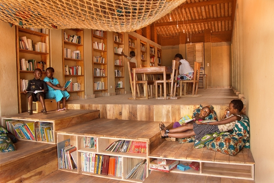 Tornác, függőágy, olvasnivaló - gyerekkönyvtár Burundiban