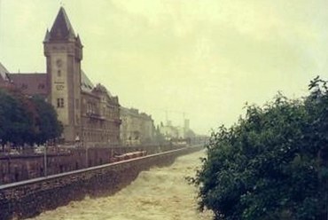 Levonuló ár 1975-ben a szabályozott Wien folyón. (forrás: http://penzing.wordpress.com)