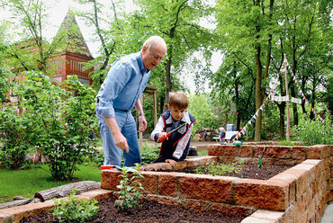 Több generáció együttélése, forrás: http://co-housing-cultures.net/projects/alte-schule-karlshorst/?lang=enhttp://www.selbstbau-eg.de/projekte