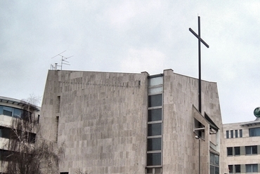 Budapest-Vizafogó Tours-i Szent Márton (és Flüe-i Szent Miklós) temploma (Váci út 91/b; Borsányi Lászlóval) 1985-ben készült el. A szerző fotója