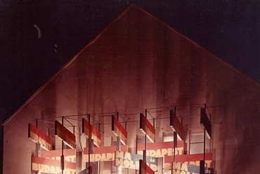 Budapest Ma Holnap - kiállítás a Nemzeti Szalonban, installáció a bejáratnál, 1948. fotó: MÉM Szabó István-hagyaték
