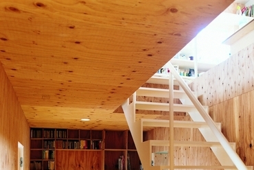 SHAREyaraicho  - A közös könyvtár a lépcsőfordulóban kapott helyet., fotó: Taro Hirano