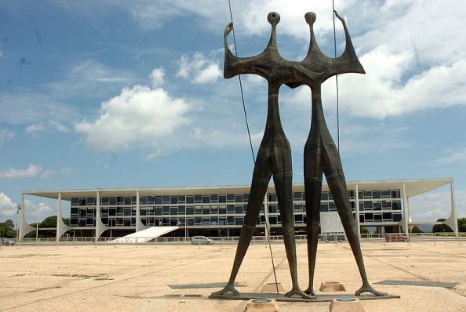 Lucio Costa és Oscar Niemeyer szimbolikus alakjai Brasilia városban, kezükben a Sorg-féle betonacéllal