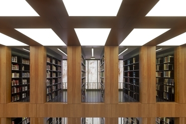 A homlokzat belülről, a könyvtár központi terén át, fotó: Stefan Müller