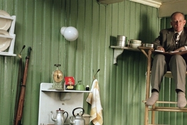 A kutató hagyományos helye jelenet a Dalok a konyhából című norvég filmből (2003)