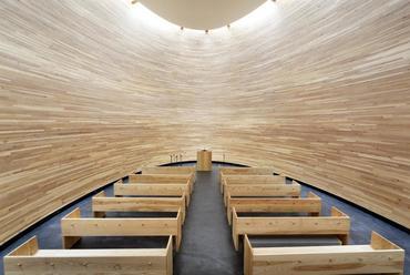 A Helsinkiben található csendkápolna belső tere, forrás: Galambos Ádám