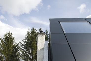 A korábbi pajta egyszerű falai mögött egy modern műhelystúdió jött létre. Tetőtéri ablakokkal és napkollektorokkal tarkított jellegzetes fekete alumíniumteteje egy kincsesládából előbukkanó drágakőre hasonlít.Fotó: VELUX