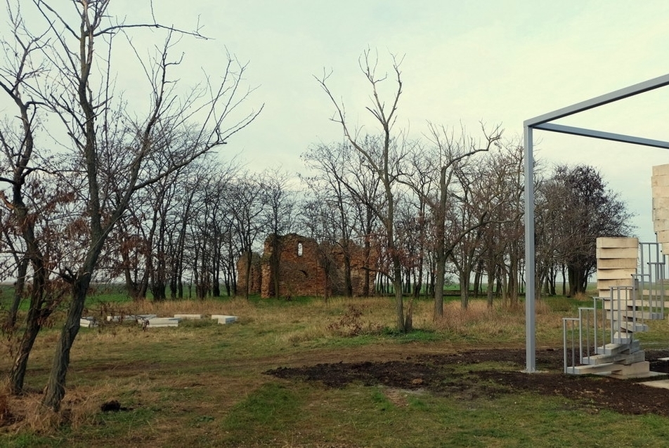 Egy eltűnt falu emlékére - Csomorkányi romtemplom