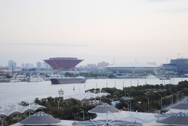 Sanghaj expo kínai pavilonja  és a Mercedes-Benz aréna távlati képe a volt expo északi területéről, forrás: Gyergyák János