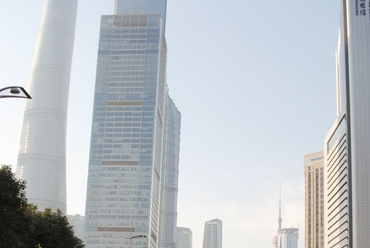 Sanghaj új főutcája, a Central sugárút a Pudong városrészben. A felhőkarcolók közötti 2x5 sávos út az új városrész szerkezetileg legfontosabb sugárútja, forrás: Gyergyák János