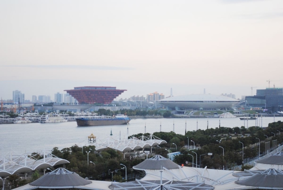 Sanghaj expo kínai pavilonja  és a Mercedes-Benz aréna távlati képe a volt expo északi területéről, forrás: Gyergyák János