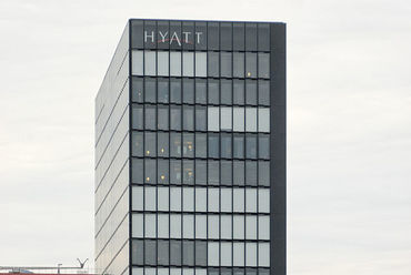 JSK: Hafenspitze 1, Hyatt Regency Hotel - Düsseldorf, Hafen. Forrás: Wikipedia
