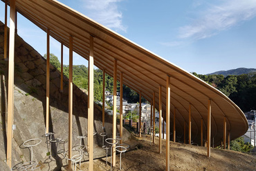 Ryue Nishizawa és Nendo: Esővédő tetősor a Kiotói Egyetemen, 2013. Forrás: www.dezeen.com
