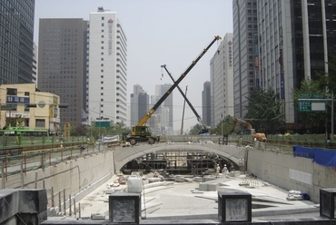 Cshonggjecshon projekt építés közben, 2005, Szöul. Forrás: Wikipedia