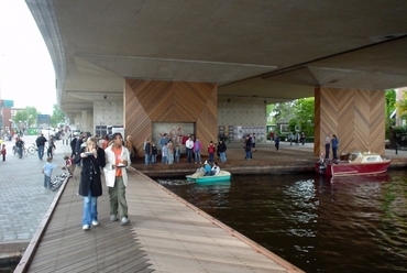 Koog aan der Zaan felüljáró alatti térség rendezése, Hollandia. Forrás: http://www.architonic.com/