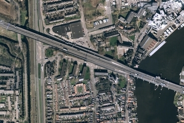 Koog aan der Zaan felüljáró alatti térség rendezése, Hollandia. Forrás: http://www.architonic.com/