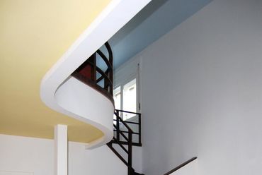 nappali-részlet a lépcsővel a felújítás után - ICOMOS díjban részesült családi ház felújítása