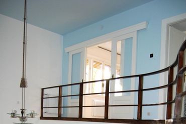 a dupla légterű nappali a felújítás után - ICOMOS díjban részesült családi ház felújítása