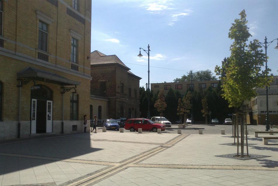A taxi a kijárat mellett, fotó: dr. Rigó Mihály