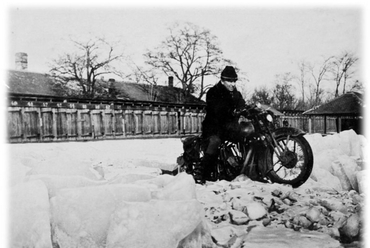 Motoros a jégaszalás közben