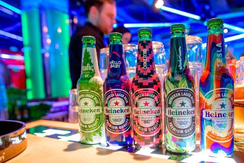 Tervezők öltöztették fel a Heineken üvegeit