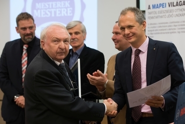 Markovich Béla a Mapei Kft. ügyvezetője átadja Filó Mihálynak a díjat