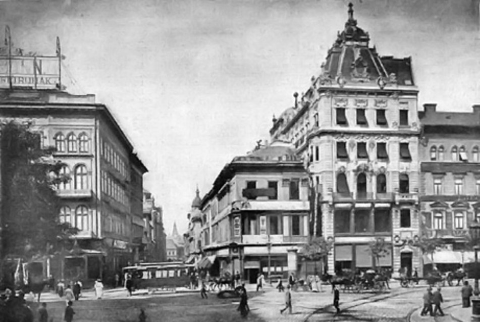A mai Kossuth Lajos utca az Astoria felől nézve 1895-ben. Még álltak a Hatvani u. régi házai is, mögöttük pedig már felépültek az új épületek.  