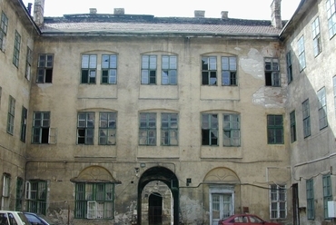 Egy pesti műemlék-bérház udvara 2004-ben, a rekonstrukciót elutasító hatósági döntés előtt, még helyreállíthatóan.
