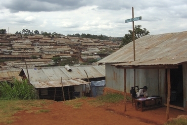 Kibera tumaini Church - forrás: http://mediadsm.lithodyne.net/gallery/index.php/Churches-in-Slums/3-Tumaini-Church-Kibera