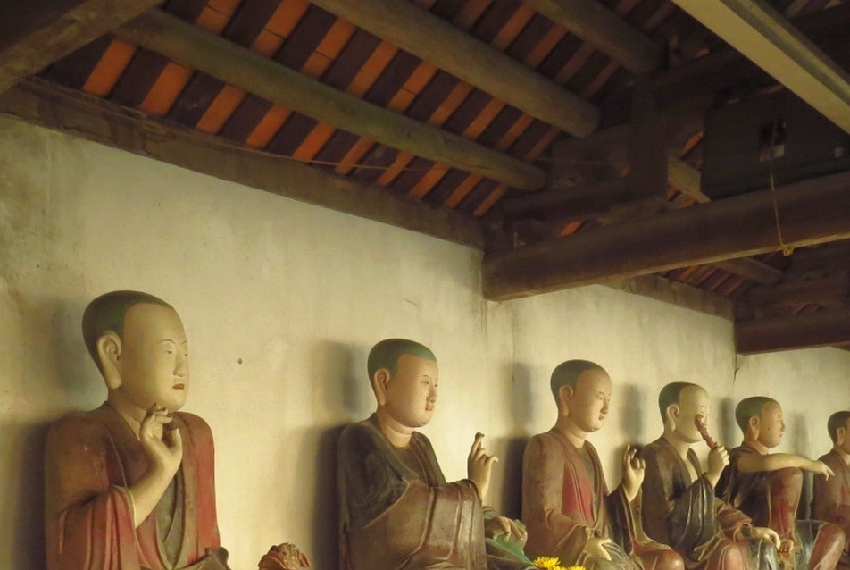 Kerékgyártó Béla: Buddha szobrok a Chua Mia pagodában